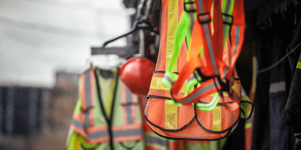 Statik Elektriğe Karşı Koruma: İş Yerlerinde Hangi Kıyafetler ve Malzemeler Kullanılmalı?